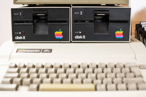 Billentyűzet (homályos) és éves Apple számítógép lemezmeghajtó — Stock Fotó