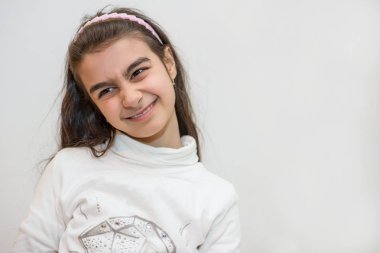 Kıvrılmış burunlu bir yüz buruşturma ile genç kız portresi