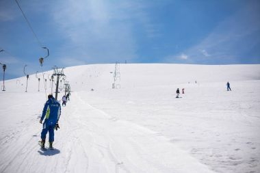 Kayak hocası teleferik ile tırmanıyor