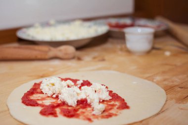 Ev yapımı Puglia Panzerotti hazırlanması