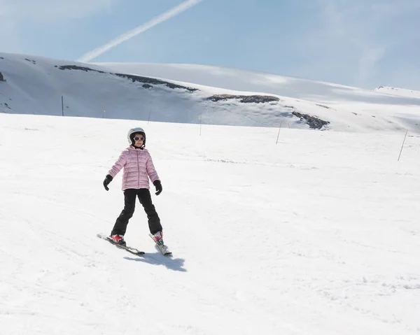 Beginner little girl learning to ski — Stock Photo, Image