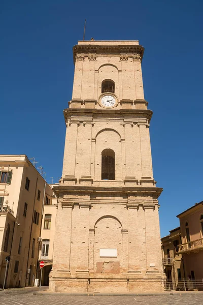 Башня собора в городе Ланчано в Абруццо (Италия) ) — стоковое фото