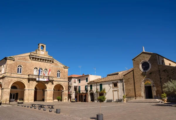 Det viktigaste plaza i en liten italiensk stad (Rocca San Giovanni - Ita — Stockfoto