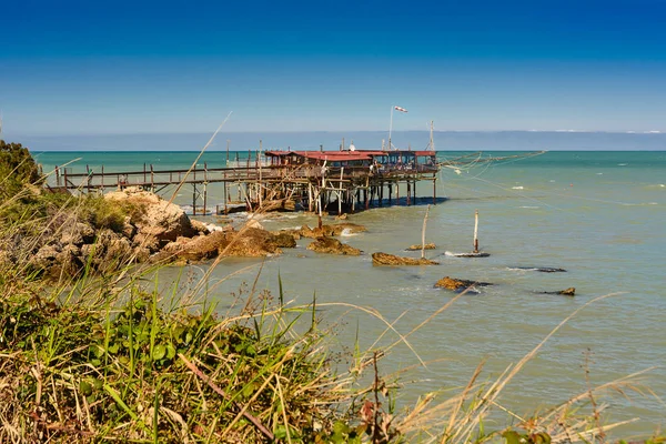 Perinteinen kalastajan talo Abruzzossa, nimeltään Trabocco — kuvapankkivalokuva