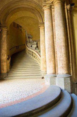 Antik ve zarif mermer merdiven