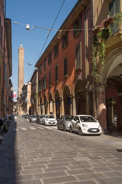 Torre de la Asinelli vista desde la Strada Maggiore de Bolonia i — Foto de Stock
