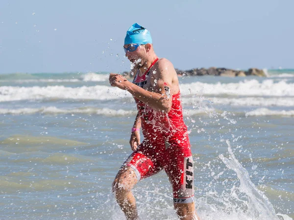 Llegada de los primeros atletas al final de la prueba de natación en Ironman 70.3 en Pescara — Foto de Stock