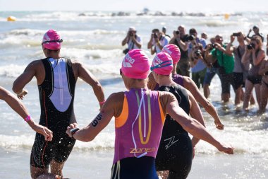 18 Haziran 2017 Ironman 70,3 Pescara kadın sporcular Yüzme testi için başlangıç