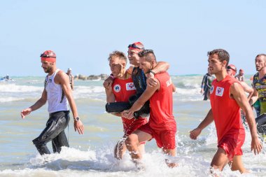 Engelli sporcunun Alex Zanardi Yüzme testi için varış bir