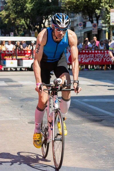 Atleta comienza la prueba de bicicleta en el Ironman 70.3 de Pescara — Foto de Stock