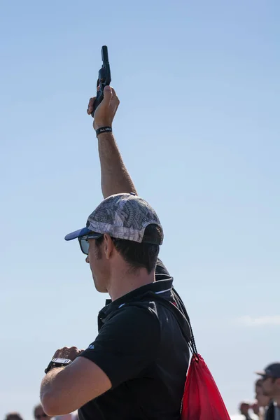 Man shoots with the starting pistol for the race of the Ironman 70.3 in Pescara on 18 June 2017 — Stock Photo, Image