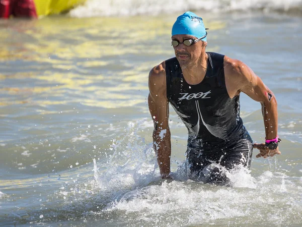 Ankomst til Pedraza Sebastian, utøvere på slutten av svømmeprøven på Ironman 70.3 i Pescara – stockfoto