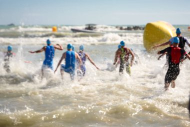 Triatlon, bulanık ve sporcular Yüzme testi için başlangıç