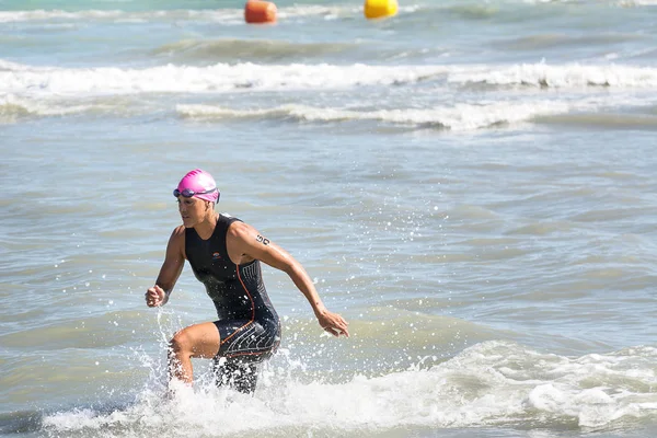 Llegada de los atletas de Huetthaler Lisa al final de la prueba de natación en Ironman 70.3 en Pescara — Foto de Stock