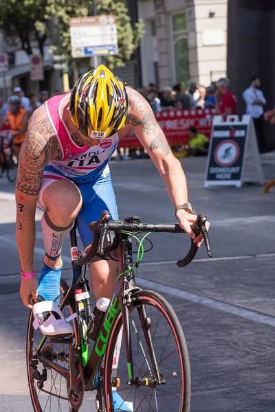 Atleta comienza la prueba de bicicleta en el Ironman 70.3 de Pescara — Foto de Stock