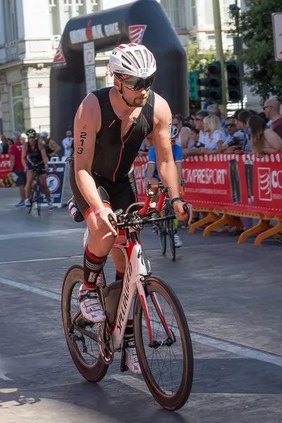 Atleta comienza la prueba de bicicleta en el Ironman 70.3 de Pescara — Foto de Stock