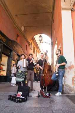 Piazza Maggiore, Bologna Buskers playingand şarkı