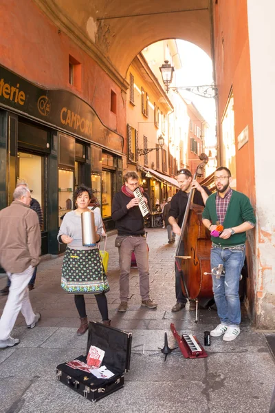 Buskers jugando y cantando en Piazza Maggiore de Bolonia — Foto de Stock