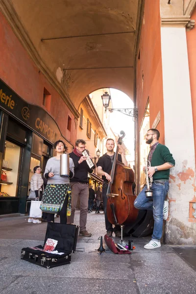 Buskers เล่นและร้องเพลงใน Piazza Maggiore of Bologna — ภาพถ่ายสต็อก