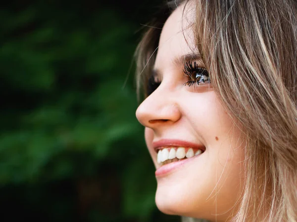 Profilo di una bella ragazza sorridente — Foto Stock