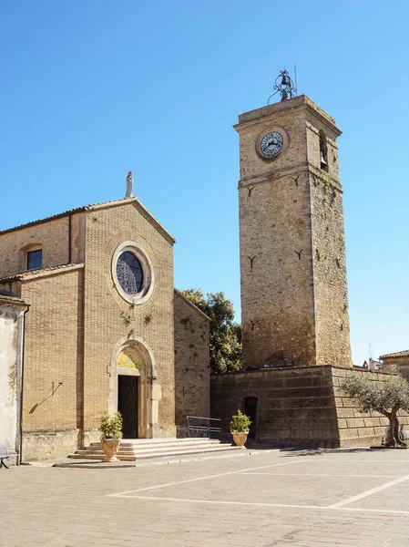 Utsidan av en gammal romansk kyrka i Rocca San Giovanni ( — Stockfoto