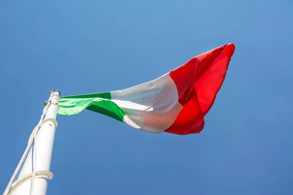 Den italienska flaggan i blå himmel — Stockfoto