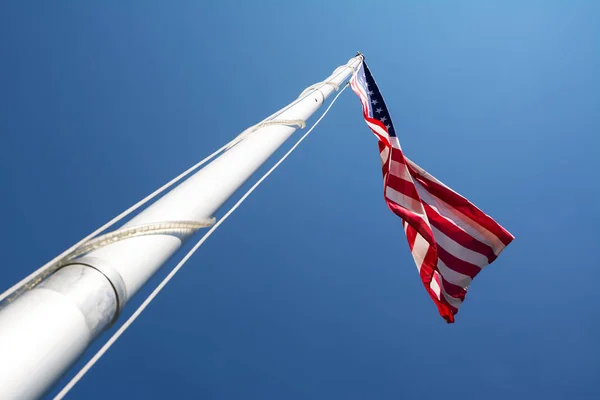 Die us-Fahne im blauen Himmel — Stockfoto