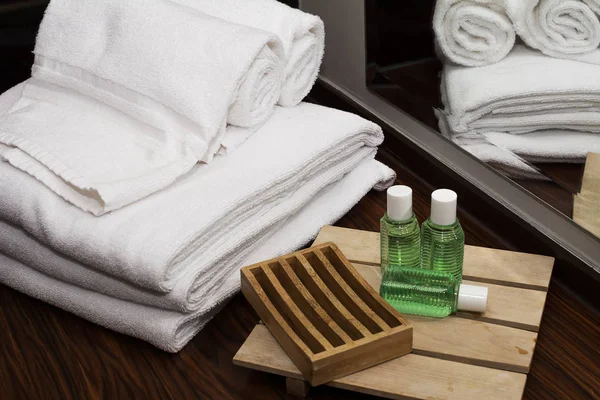 Toallas y kits de jabón en el baño del hotel — Foto de Stock