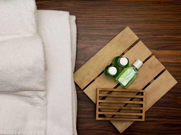 Toallas y kits de jabón en el baño del hotel — Foto de Stock