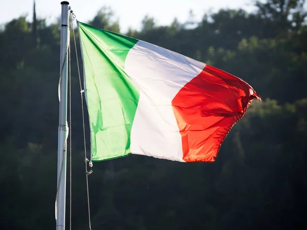 La bandera italiana y verde de fondo — Foto de Stock