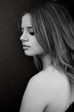 Siyah beyaz portre indirdi bak güzel bir kızla