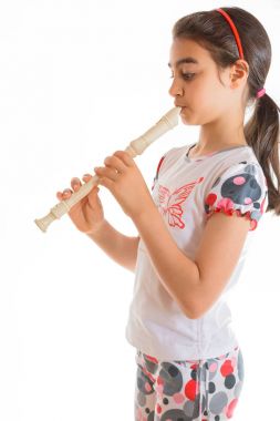 küçük kız flüt çalmaya