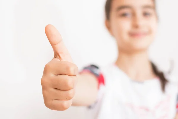 Dziewczynka z kciuk podniesiony w znak homologacji — Zdjęcie stockowe