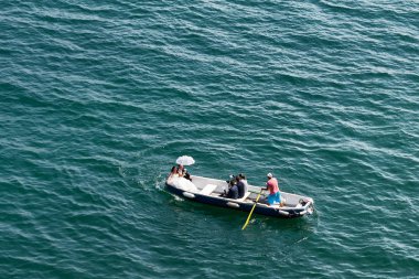 Photogra kürek tekne personeli ile yeni evli bir çift