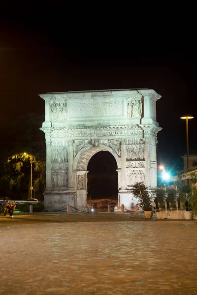 Der Trajanbogen in der Nacht in benevento (italien) — Stockfoto