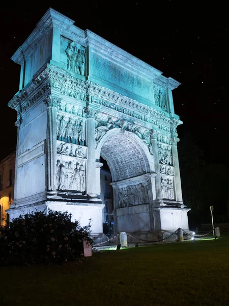 Der Trajanbogen in der Nacht in benevento (italien) — Stockfoto