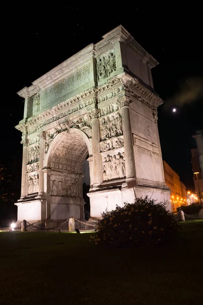 Der Trajanbogen Der Nacht Benevento Italien — Stockfoto