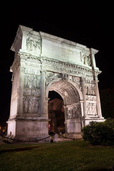 Der Trajanbogen in der Nacht in benevento (italien) — Stockfoto