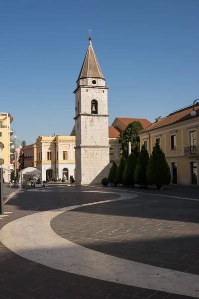 Gamla klocktornet av den Santa Sofia kyrka i Benevento (jag — Stockfoto