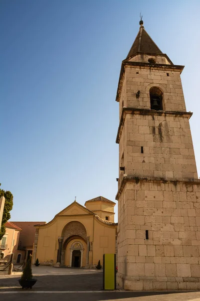 Santa Sofia kyrka och dess klocktorn i Benevento (Italien) — Stockfoto