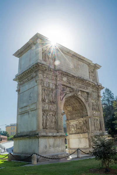 Der Trajanbogen in benevento im Gegenlicht (italien) — Stockfoto