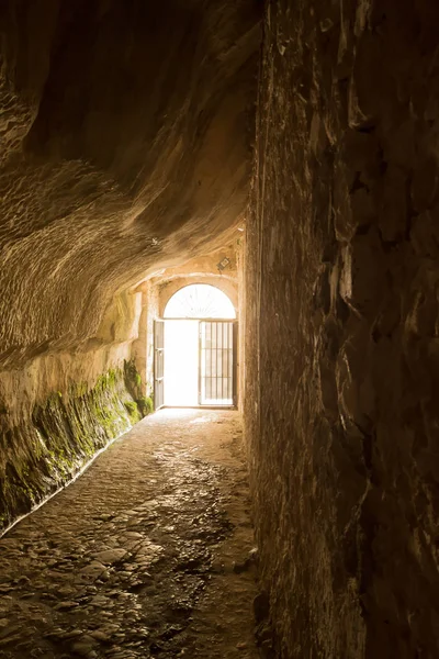 Tünel kayaya kazıldı