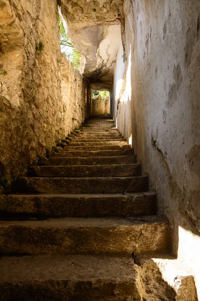 Alte Treppen in den Fels gehauen — Stockfoto