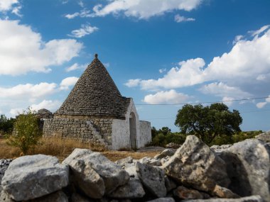 ülke trulli gökyüzünde bulutlar ile