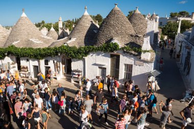 Alberobello trulli arasında turist