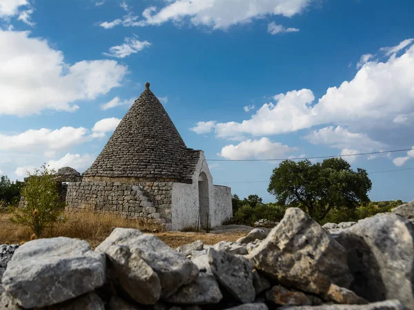 ülke trulli gökyüzünde bulutlar ile