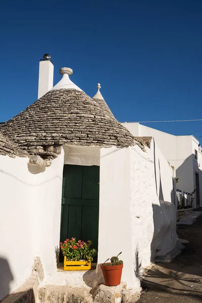 Typical Trullo of Alberobello with blue sky background — Stock Photo, Image