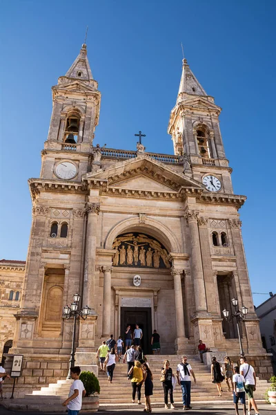 Turistas na Catedral dos Médici SS de Alberobello em um b — Fotografia de Stock