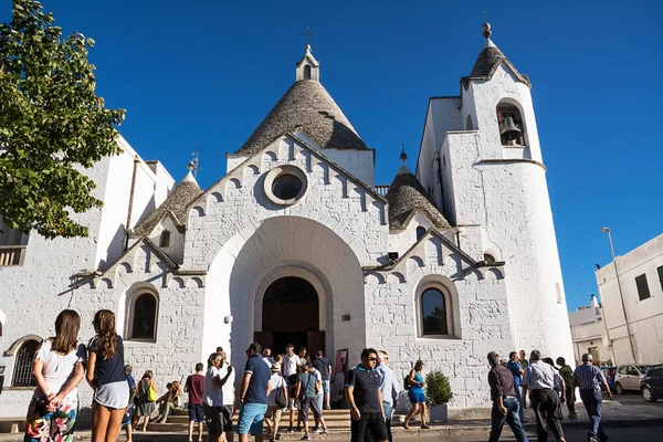Turystów przed kościołem Trullo w mieście Alberobello — Zdjęcie stockowe