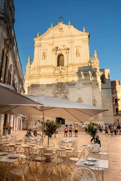 Mesas de café y turistas frente a la Basílica de San Martín en — Foto de Stock